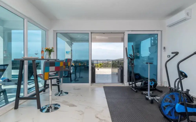 Luminous Infinity Villa With Pool and Gym