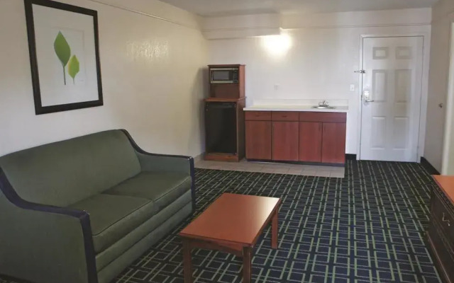 La Quinta Inn & Suites By Wyndham Tulsa Central