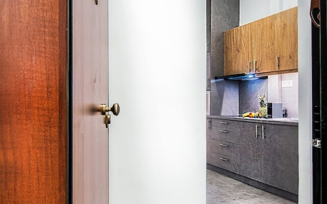 Modern and Stylish Renovated Flat, next to Metro