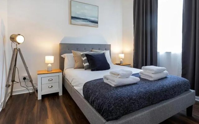 Modern 1-Bedroom Apartment, beach 5-min walk, free parking