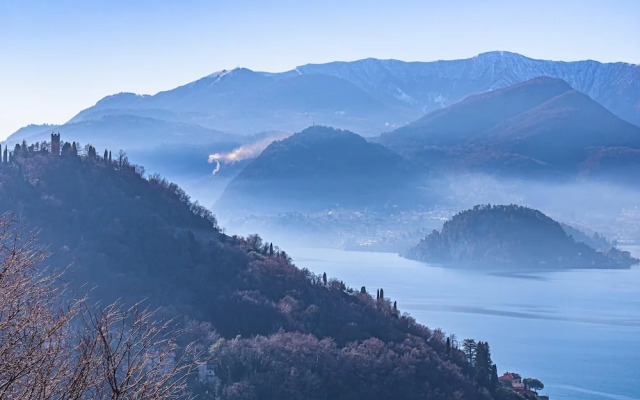 Sunny Varenna Apartment