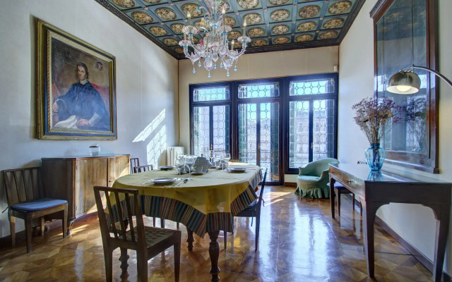 PANORAMIC 9 WINDOWS OVER GRANDCANAL, 3 bed, 2 bath