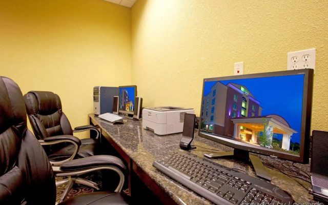 Holiday Inn Express & Suites Chaffee-Jacksonville West by IHG