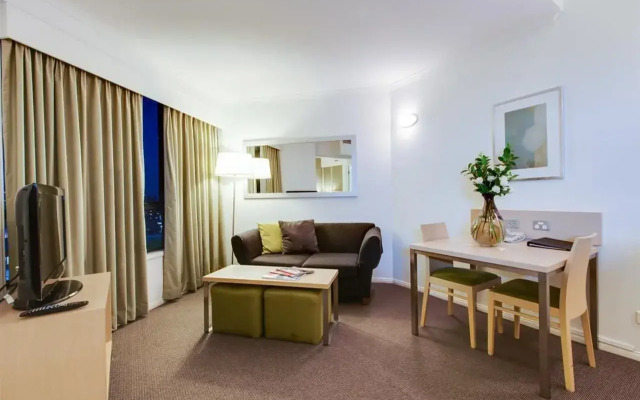 Oakbridge Hotel & Apartments