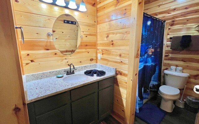 South Side Serenity 2 Bedroom Cabin by RedAwning