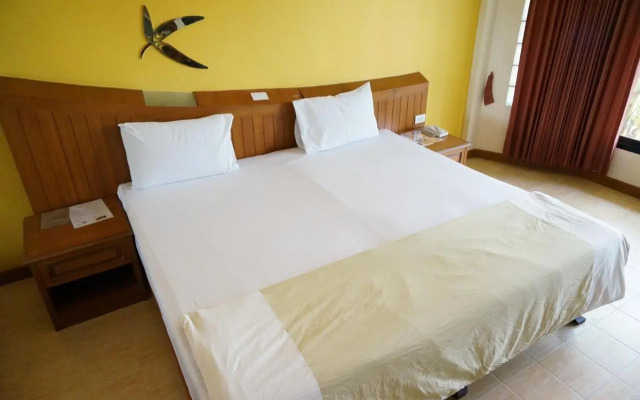 The Country Lake View Hotel