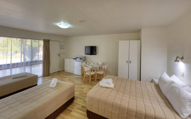 Motel Meneres – Guest Rooms – Corowa