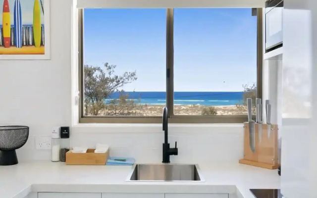 Beachfront Studio With Balcony & Stunning Views