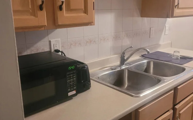 Modern 2BR Near Downtown & Expo Centre
