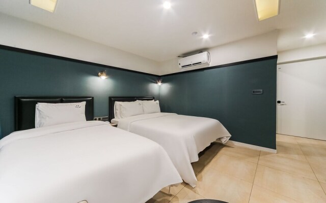 Busan Daeyeondong Hotel Onna