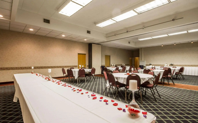 Comfort Inn & Suites Madison - Airport