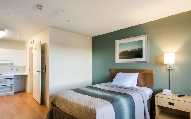 HomeTowne Studios by Red Roof Denver - Thornton