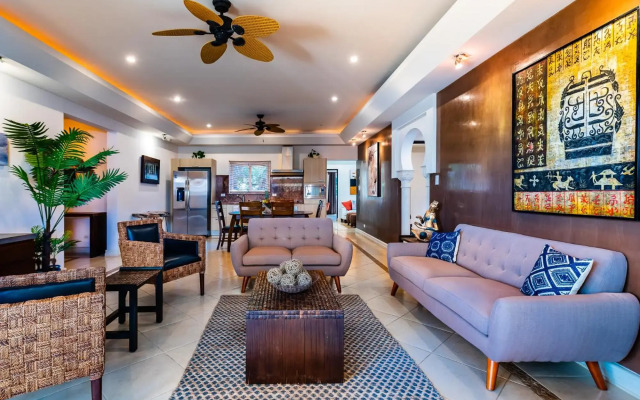 LUXURY 3BR appt, CENTER, 2 min to BEACH, hi-speed wifi