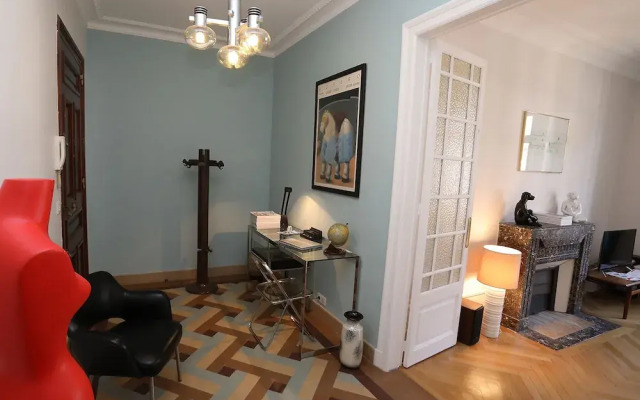 Annecy elegant downtown lakeview apartment