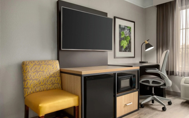 La Quinta Inn & Suites by Wyndham Dallas Arlington South