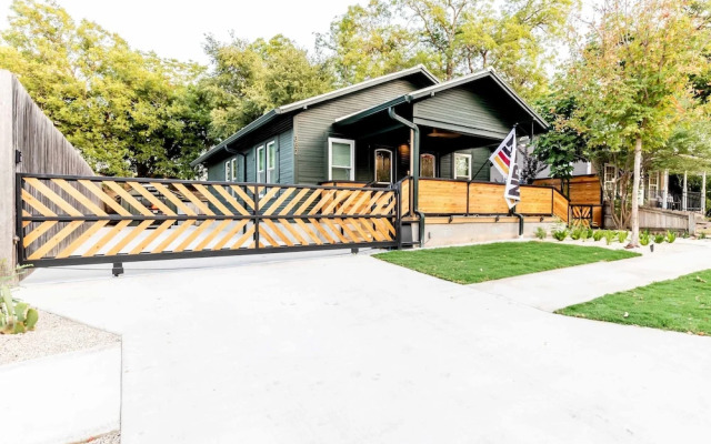 Best Location in Downtown NB Golf Cart Included!