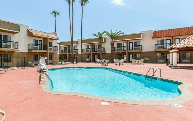 Econo Lodge Inn & Suites
