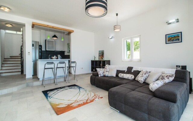Stunning Home in Sevid With Wifi and 5 Bedrooms