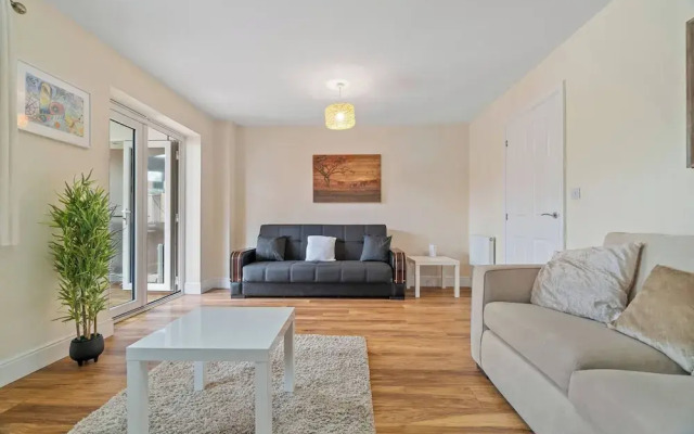 3 Bedroom Cosy-home in Hornchurch With hot tub