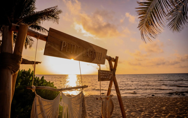 Petit Lafitte Hotel