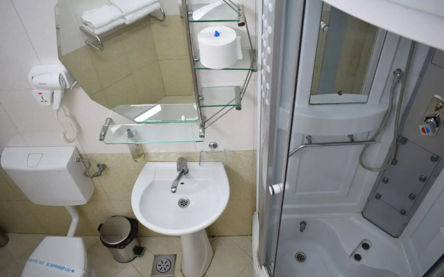 Hotel Aristocrat & Fish Restaurant