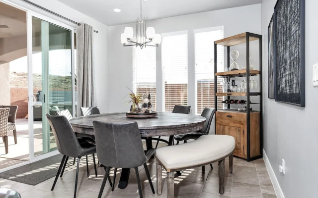 Desert Living 5 Bedroom Home by RedAwning