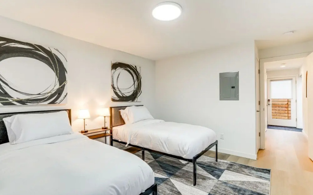 Modern Seattle Townhome: Walk to Light Rail!