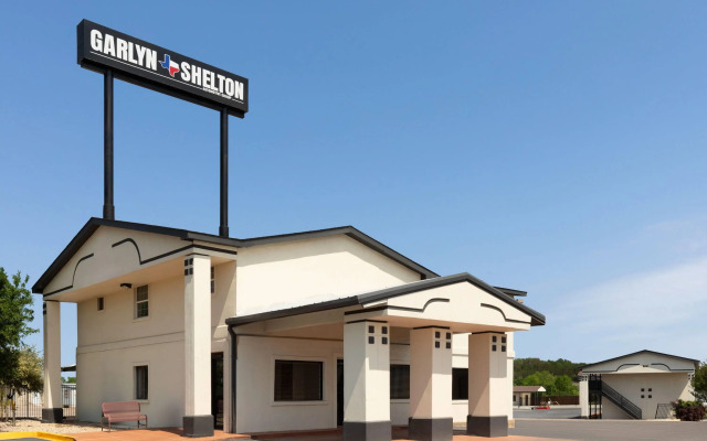 Super 8 by Wyndham Temple S. General Bruce