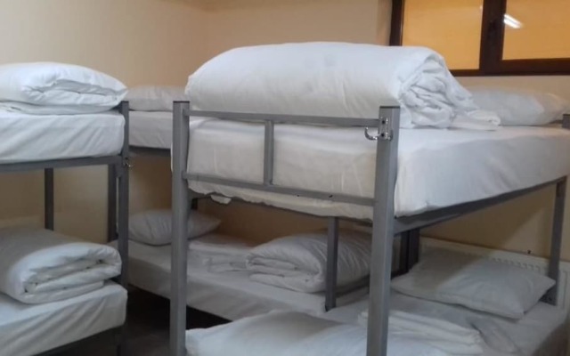 Karyola Otel - Caters to Men