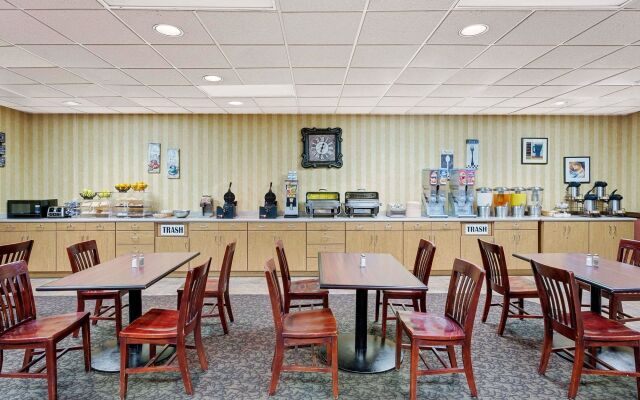 Ramada Hotel & Conference Center by Wyndham Mitchell