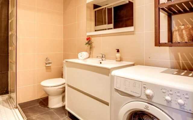 Modern 2 Bed Flat in Trendy Poble Sec