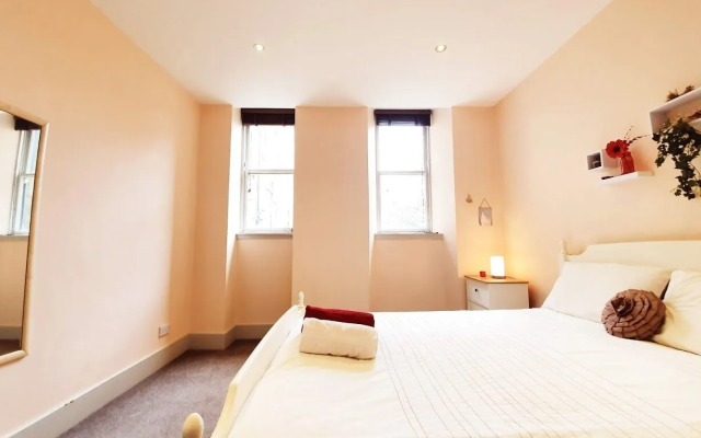 Vibrant Spacious Apartment In West End