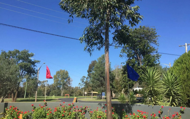 Silver Oaks Motel
