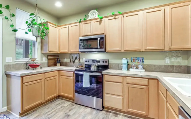 Walk to Mcmenamins Edgefield: Inviting Townhome!