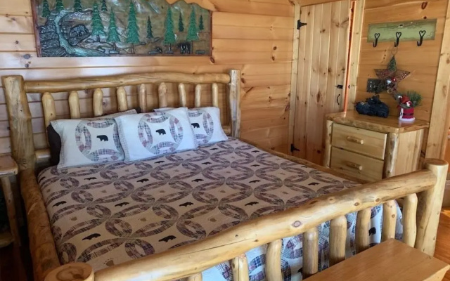 5 O' Clock Somewhere 3 Bedroom Cabin by RedAwning