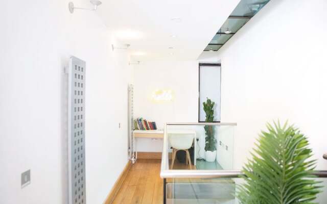 The Holborn Lights - Modern 3BDR Home with Rooftop Terrace & Garage