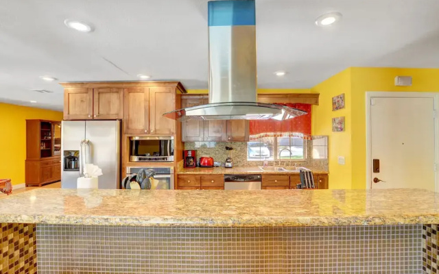 Las Vegas Elegance! Pool Table & Sparkling Pool! 3 Bedroom Home by RedAwning