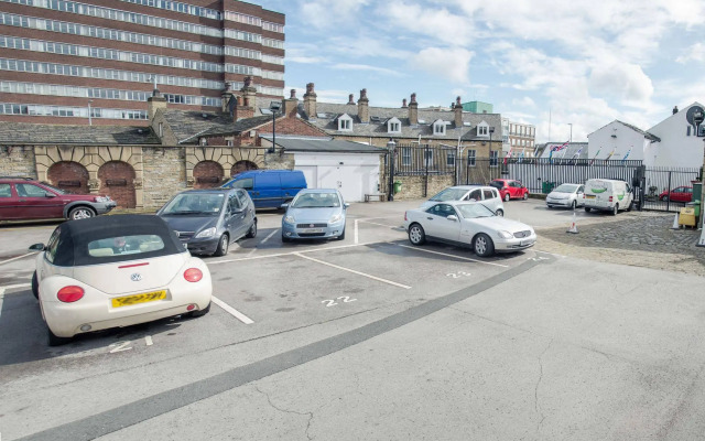 Huddersfield Central Lodge Hotel