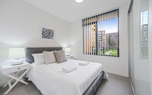 HomeHotel Walking Distance to Train & Westfield