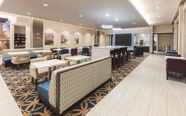 La Quinta Inn & Suites by Wyndham Terre Haute