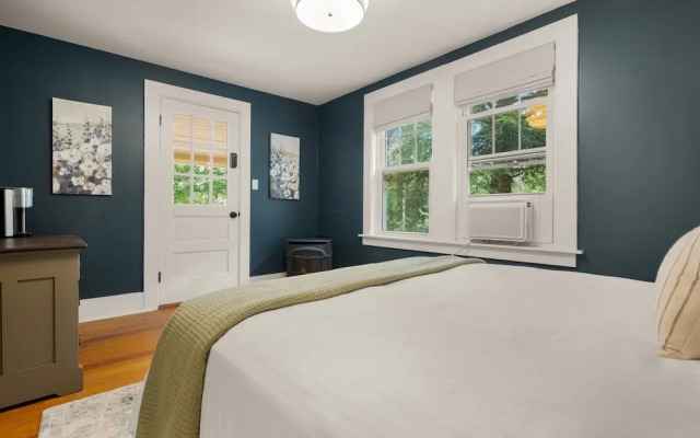 The Aurora Inn & Cottages