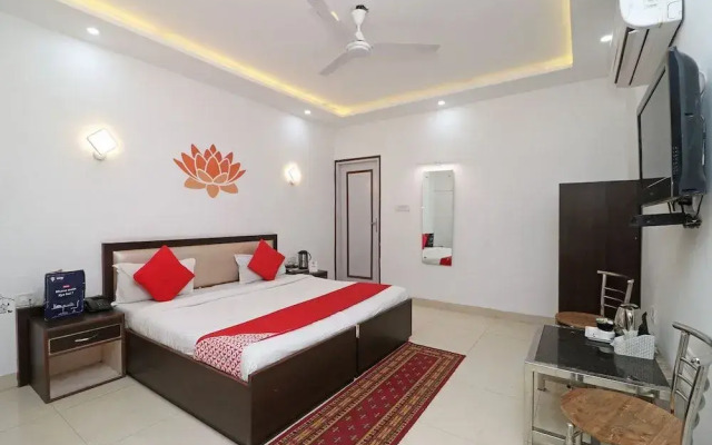 OYO 36085 Hotel Apollo Agra