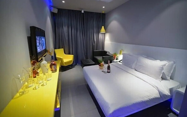 SinQ Party Hotel
