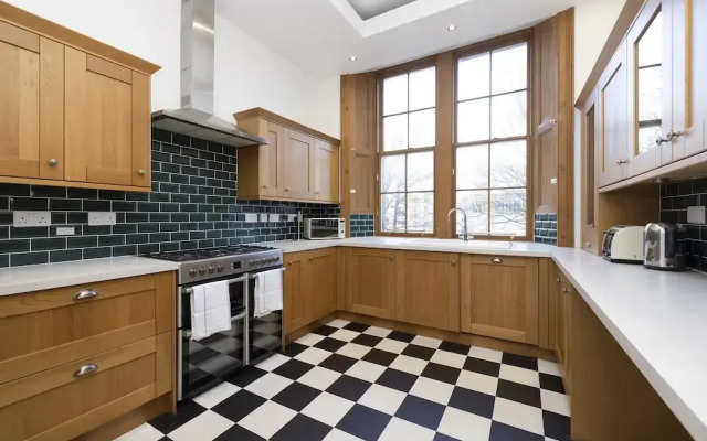 JOIVY 5 Bedroom Apt Near Meadows & George Square