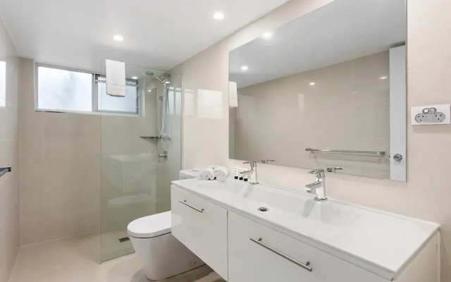 Wake to Waves in Spacious 3-bed Beachfront Unit