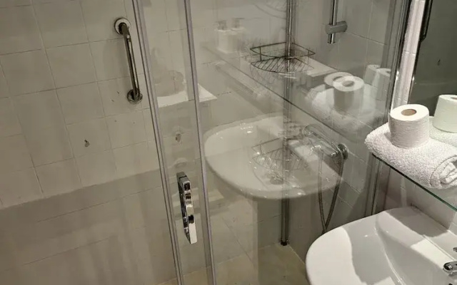 City Apartment With Pool Access