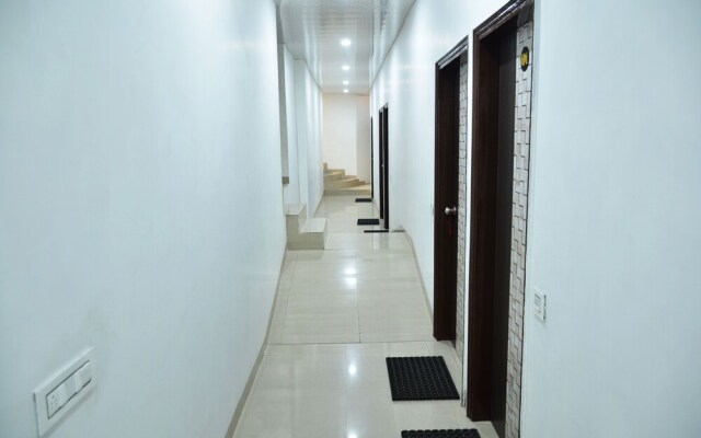OYO 8105 Model Town