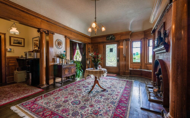 The Simmons-Bond Inn