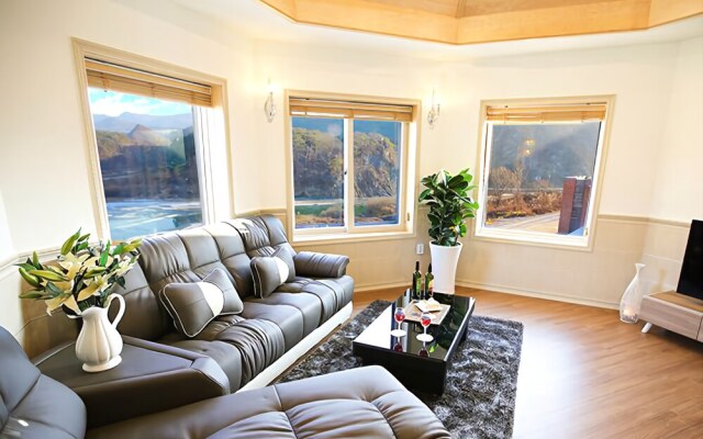 Yeongwol River Palace Pension