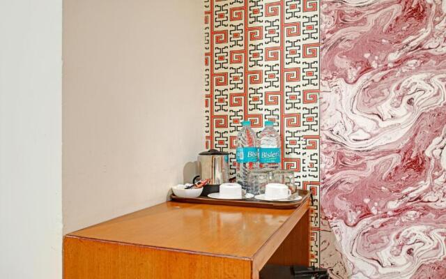 Collection O Hotel Johri Residency